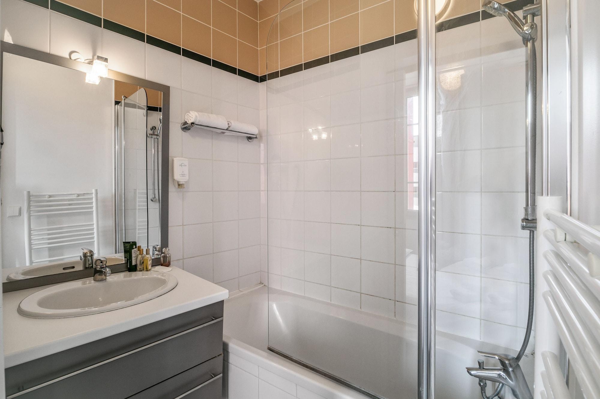 Zenitude Hôtel-résidences Lorda Hotel 4*